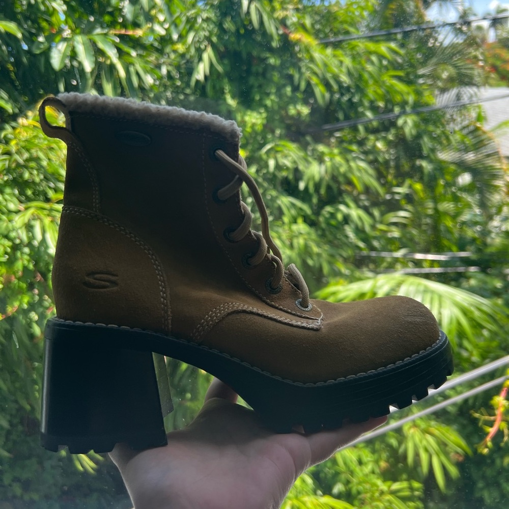 Sketchers winter boots with heel